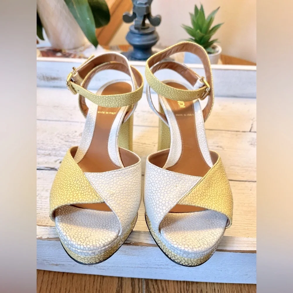 FENDI sz7 $800 Stingray Leather Sandal - Picture 2 of 8